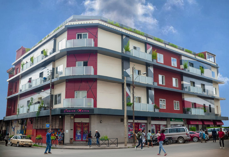 Exterior & Views