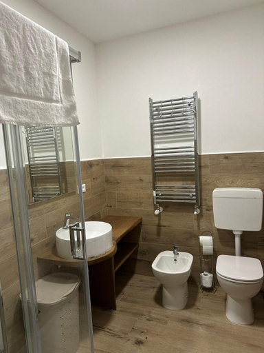 Bathroom 10