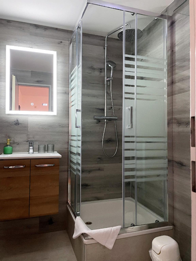 Bathroom 10