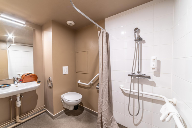 Bathroom 3, Montempo Apparthotel Strasbourg, Bas-Rhin