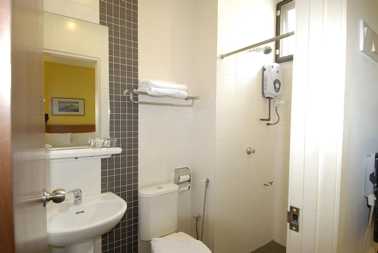 Bathroom 14