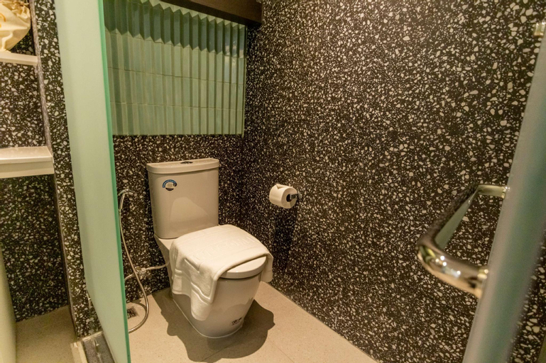 Bathroom 16