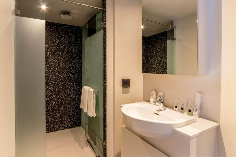 Bathroom 10