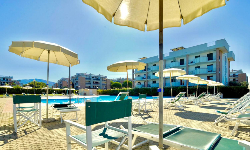 Sport & Beauty 3, ISA-Apartments 4 beds in Residence with swimming-pool in San Vincenzo, just 600 meters from the sea, Livorno