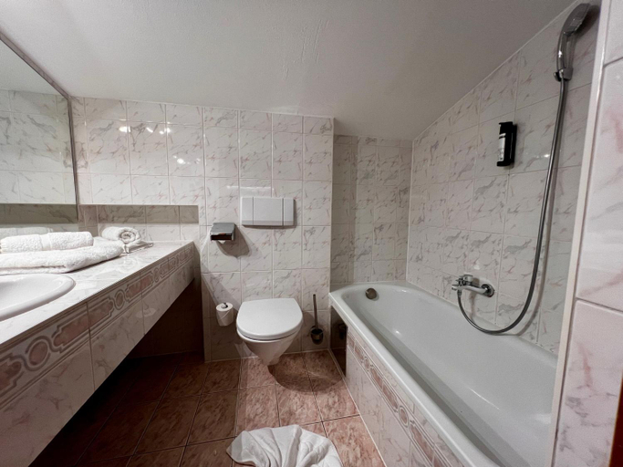 Bathroom 2, Wellness Aparthotel "Lechlife" incl Aussen und Innenpool - 400m zum LIFT, Reutte