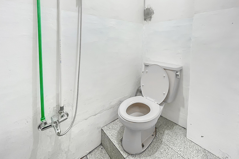 Bathroom 3, Urbanview Grey CSB Mall Cirebon, Cirebon