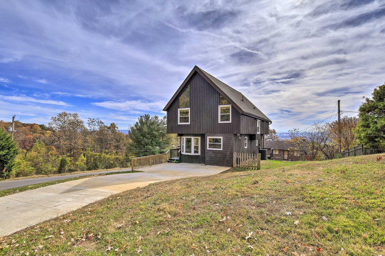 3, Updated Kingsport Home with Deck and Mtn Views!, Sullivan