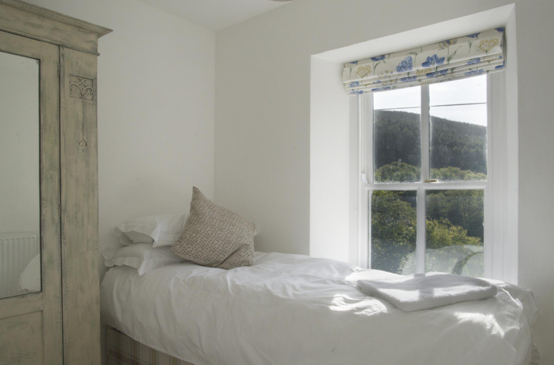 Bedroom 2, Bronfelin & Troed-y-Rhiw Holiday Cottages, Powys