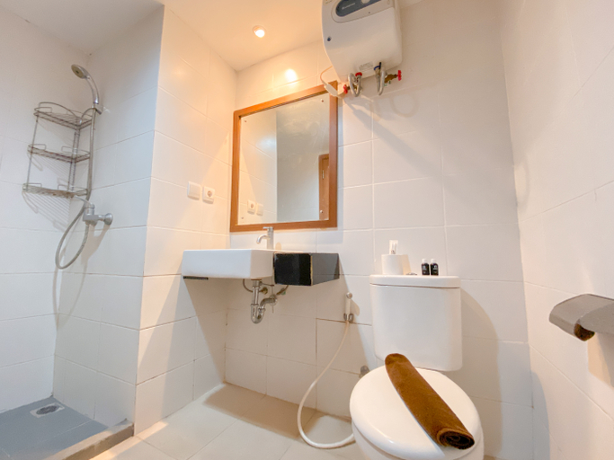 Bathroom 5, The Modern Monastery Studio at Beverly Dago Apartment By Travelio, Bandung