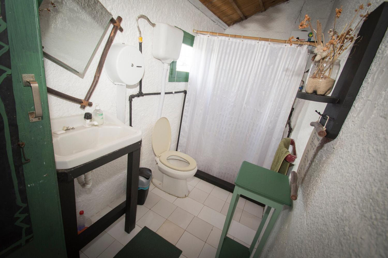 Bathroom, Hostel Albatros, Rocha