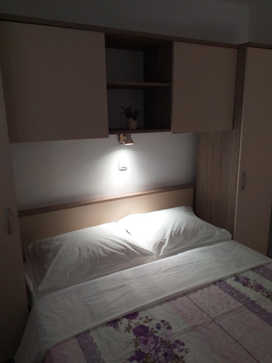 Others 3, Apartmani Petra, Sali