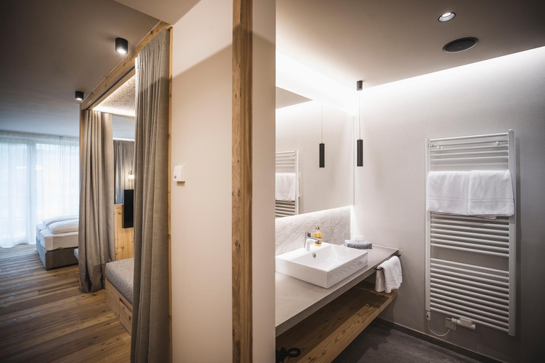 Bathroom 3, Autentic Adler Hotel, Bolzano