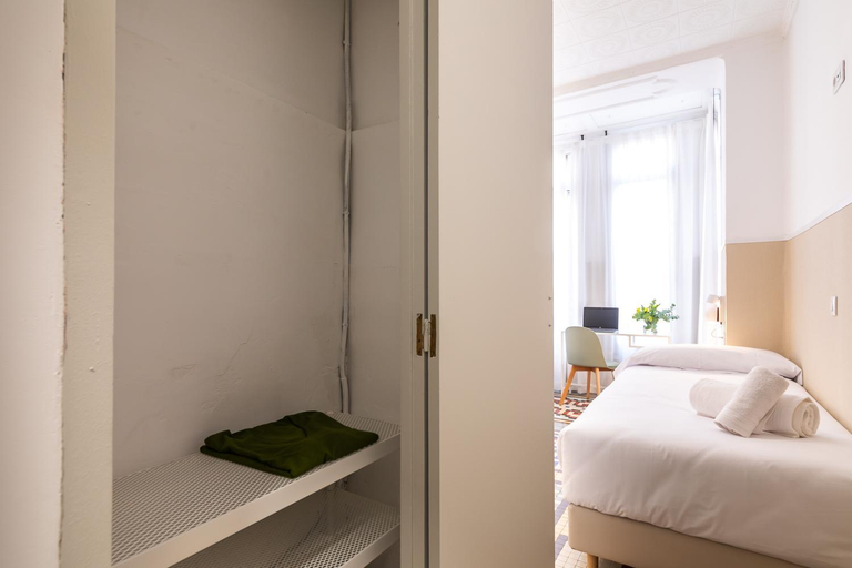Bedroom 4, Pension Alicante, Valencia