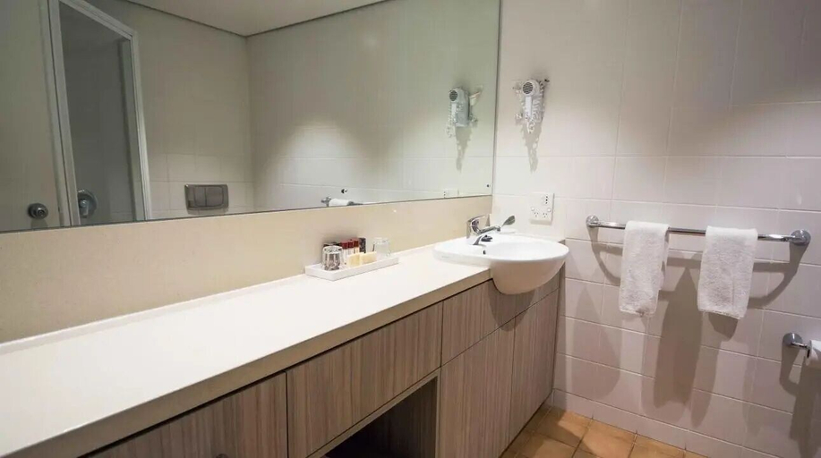 Bathroom 5, Desert Gardens Hotel, Petermann-Simpson