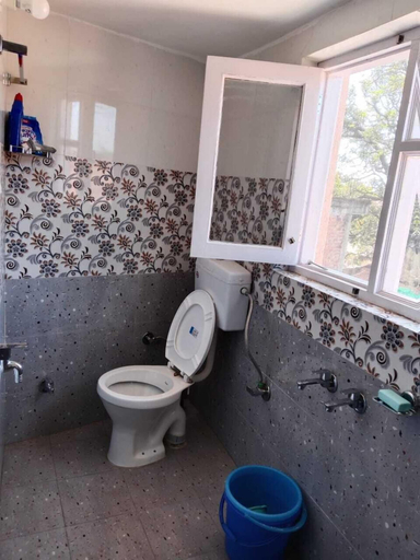 Bathroom, sunset Paradise, Kangra