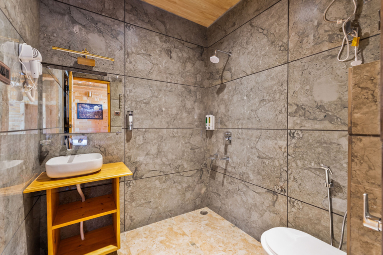 Bathroom 4, Kathkuni by Jomotel, Shimla