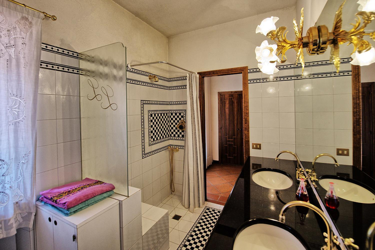 Bathroom 3, Villa Lorena by PosarelliVillas, Arezzo