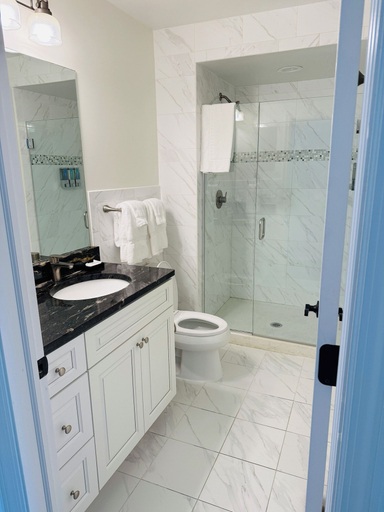 Bathroom 2, Willows, Beaver