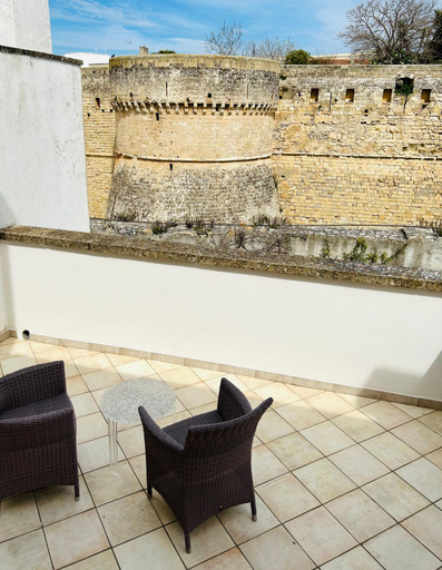 Others 5, Balconcino d'Oriente, Lecce