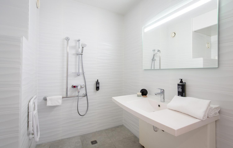 Bathroom 3, Ibis Budget Frejus St Raphael Centre et Plage, Var