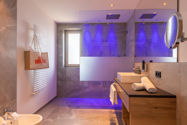 Bathroom, Hotel Sonnenheim, Bolzano