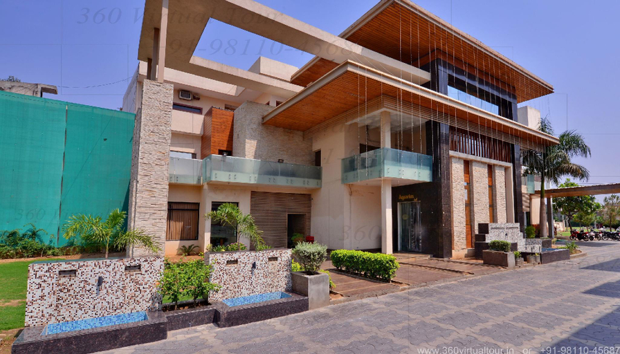 Exterior & Views