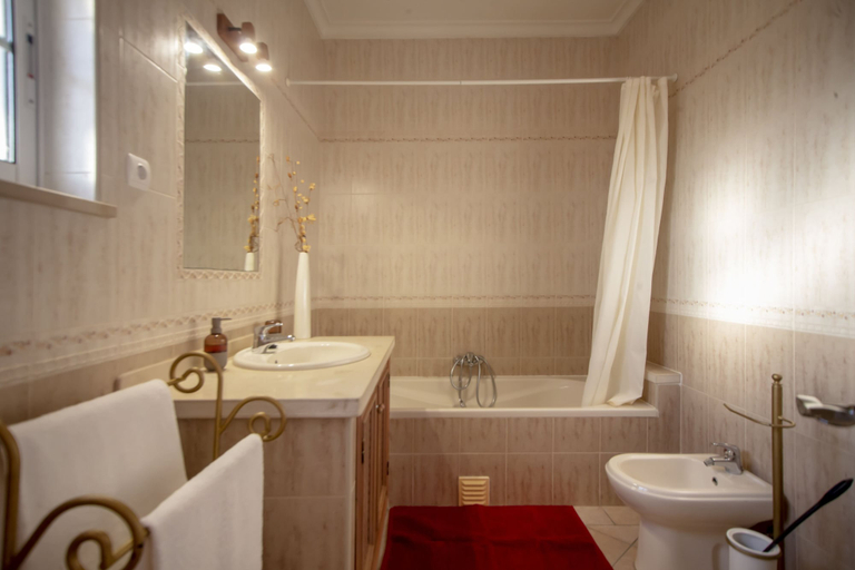 Bathroom 3, Al Meida Guesthouse, Albufeira
