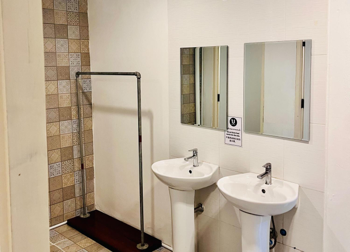 Bathroom 1, Baan33 check in by yourself code inbox 4fl behind Amazon cafe, Din Dang