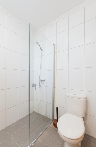Bathroom 1, Ocean Breeze, Madalena