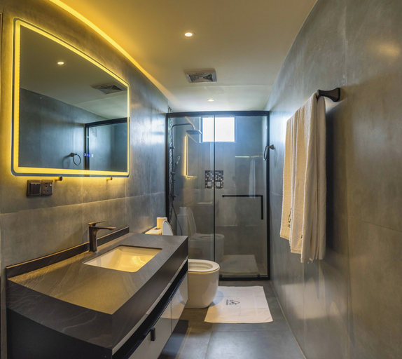 Bathroom 3, AIG Grand