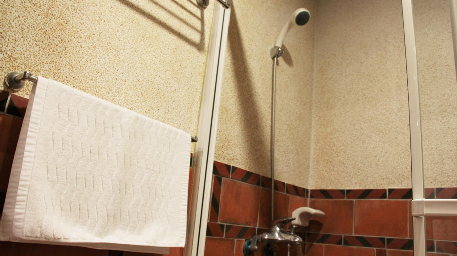 Bathroom 10