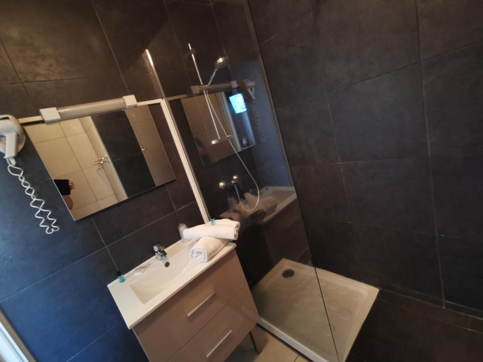 Bathroom 3, La Vieille Ferme, Puy-de-Dôme