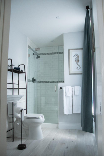 Bathroom 16