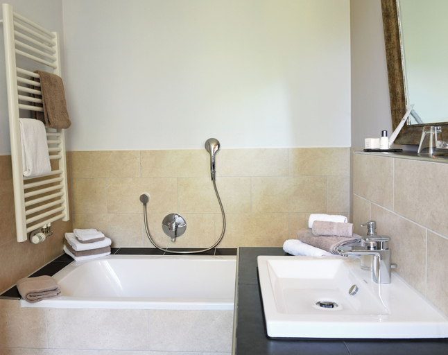 Bathroom 5, ZI Ferdinand mit Rosengartenblick, Borken