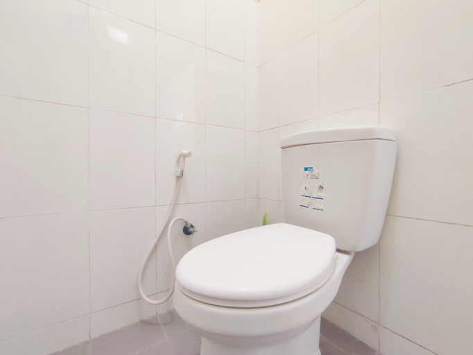 Bathroom 3, RedDoorz @ Mangga Residence near Exit Toll Banyumanik Semarang, Semarang