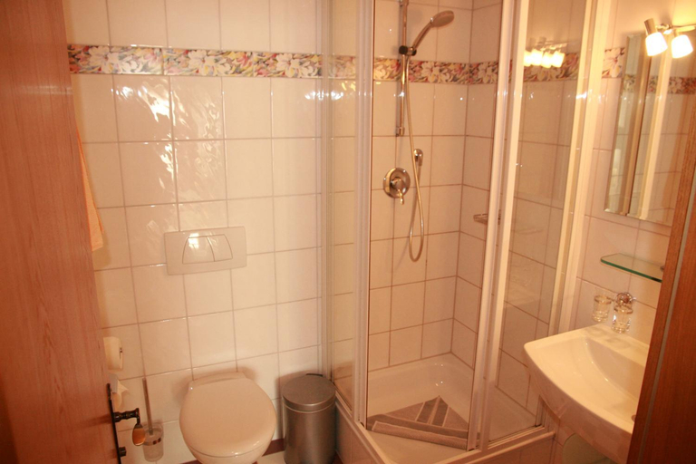 Bathroom 2, Das Edelweiss, Reutte
