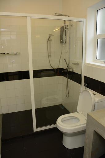 Bathroom 3, Hotel Tobiko, Trincomalee Town and Gravets