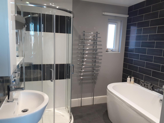 Bathroom 2, South Beach B & B, Suffolk