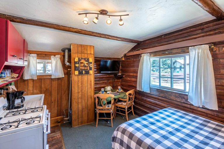 Bedroom 2, Log Cabin Motel, Sublette