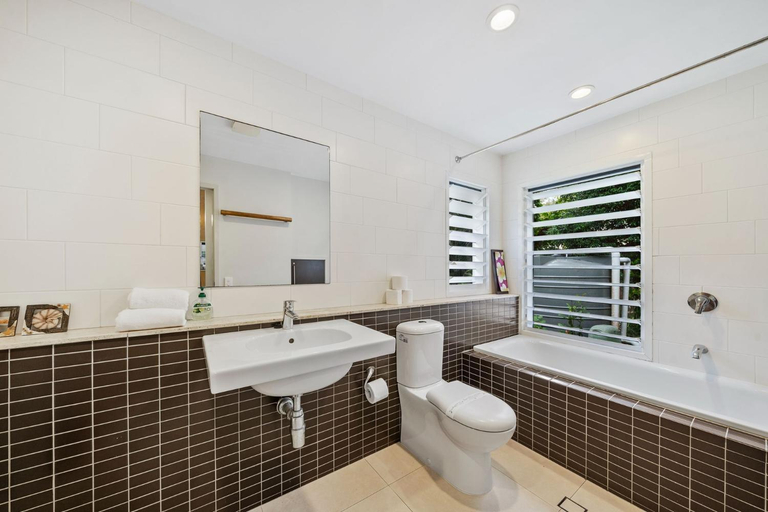 Bathroom, Whispering Trees by Discover Stradbroke, Redland Bal