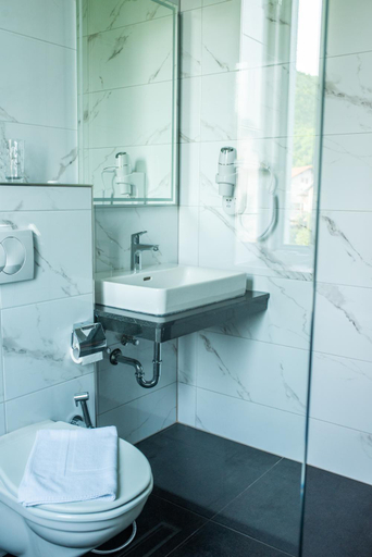 Bathroom 3, Swiss Plus Hotel, Una-Sana