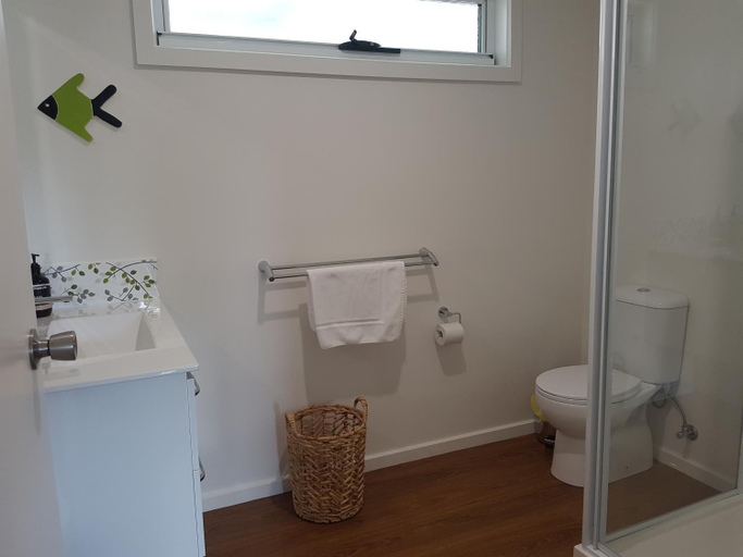 Bathroom 1, Fish Creek Adrift Accommodation, South Gippsland - East
