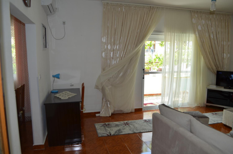 Others 4, Villa Viktor, Sarandës