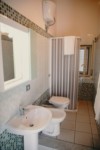 Bathroom 3, Halykos Hotel, Agrigento