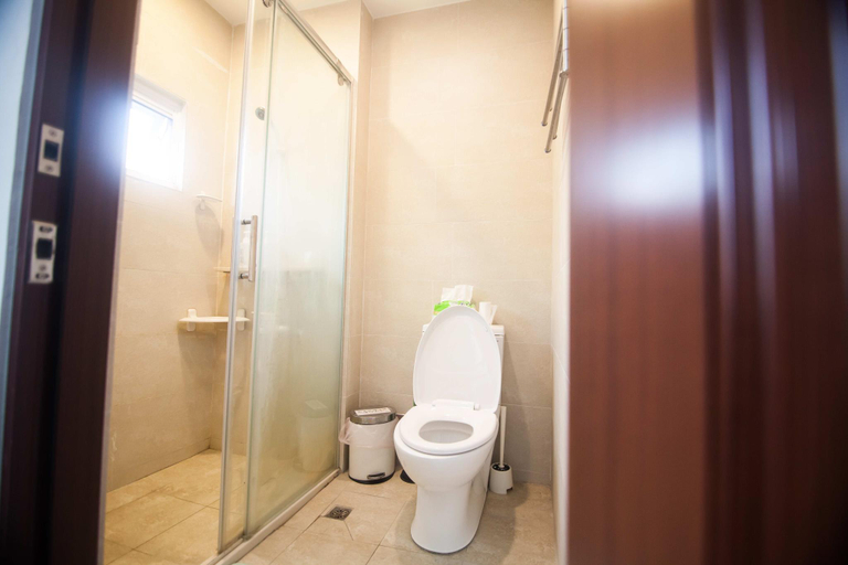 Bathroom 2, Mydeer Backpacker B&B, Tainan
