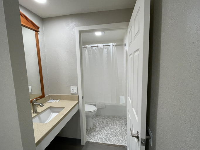 Bathroom 4, Villa Inn Anaheim, Orange