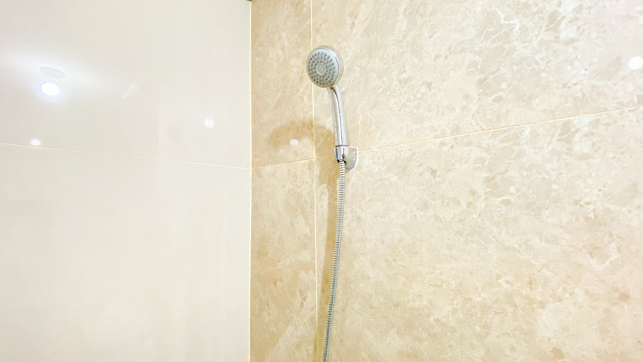 Bathroom 5, Best Value Studio Room Transpark Cibubur Apartment By Travelio, Depok