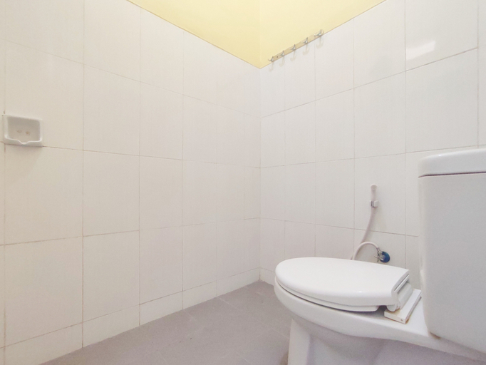 Bathroom 3, RedDoorz @ Mangga Residence near Exit Toll Banyumanik Semarang, Semarang