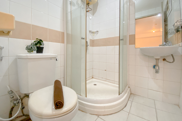 Bathroom 5, Cozy Studio at Metropark Condominium Apartment By Travelio, Cikarang