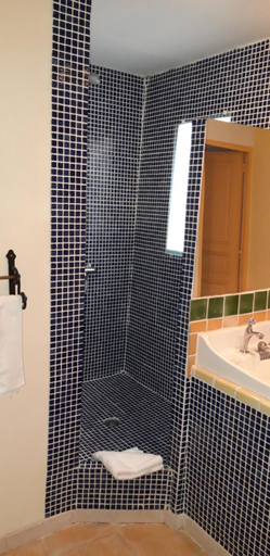 Bathroom 4, La Maison Des Autres, chambres d'hotes, piscine chauffee, suite pour 2 avec SPA privatif - SPA non d, Gard